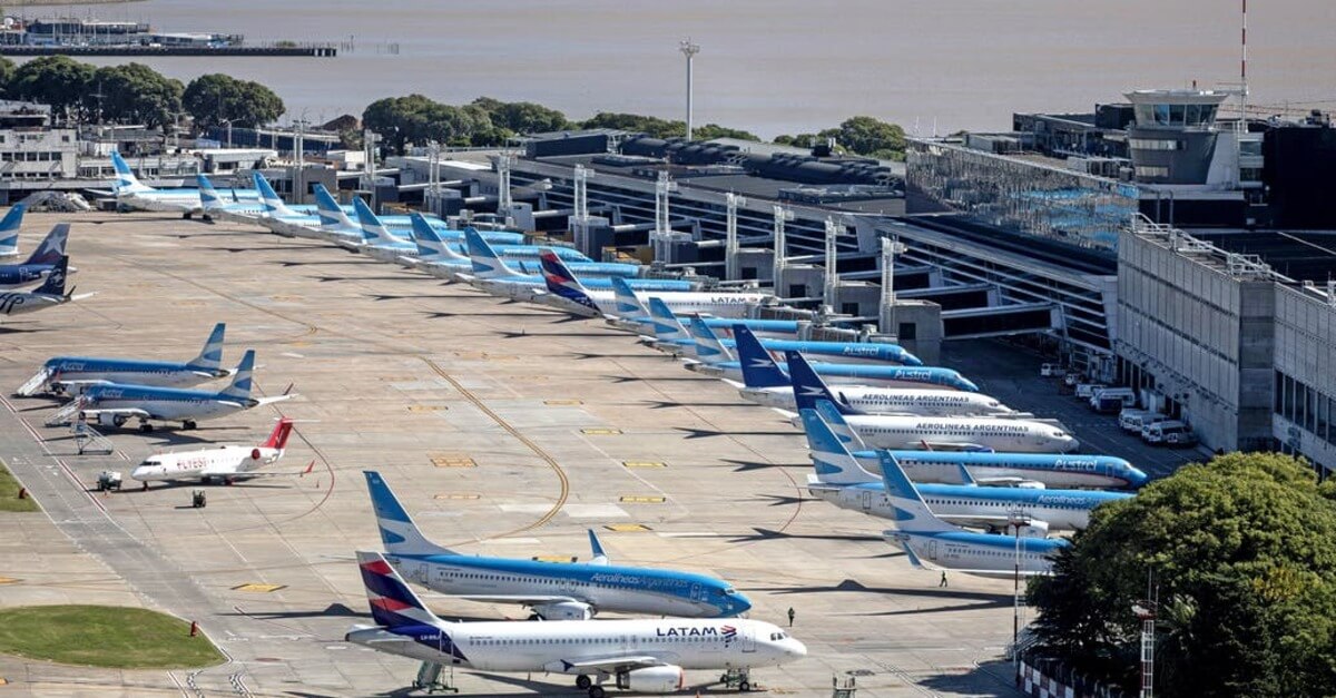 http://El%20aeroparque%20porteño,%20con%20los%20aviones%20en%20tierra%20desde%20hace%20un%20mes%20Imágen-%20Santiago%20Filipuzzi%20|%20Desmiento%20es%20un%20portal%20de%20noticias%20sobre%20actualidad%20política,%20económica%20y%20social%20argentina,%20de%20la%20Provincia%20de%20Buenos%20Aires%20y%20sus%20municipios.